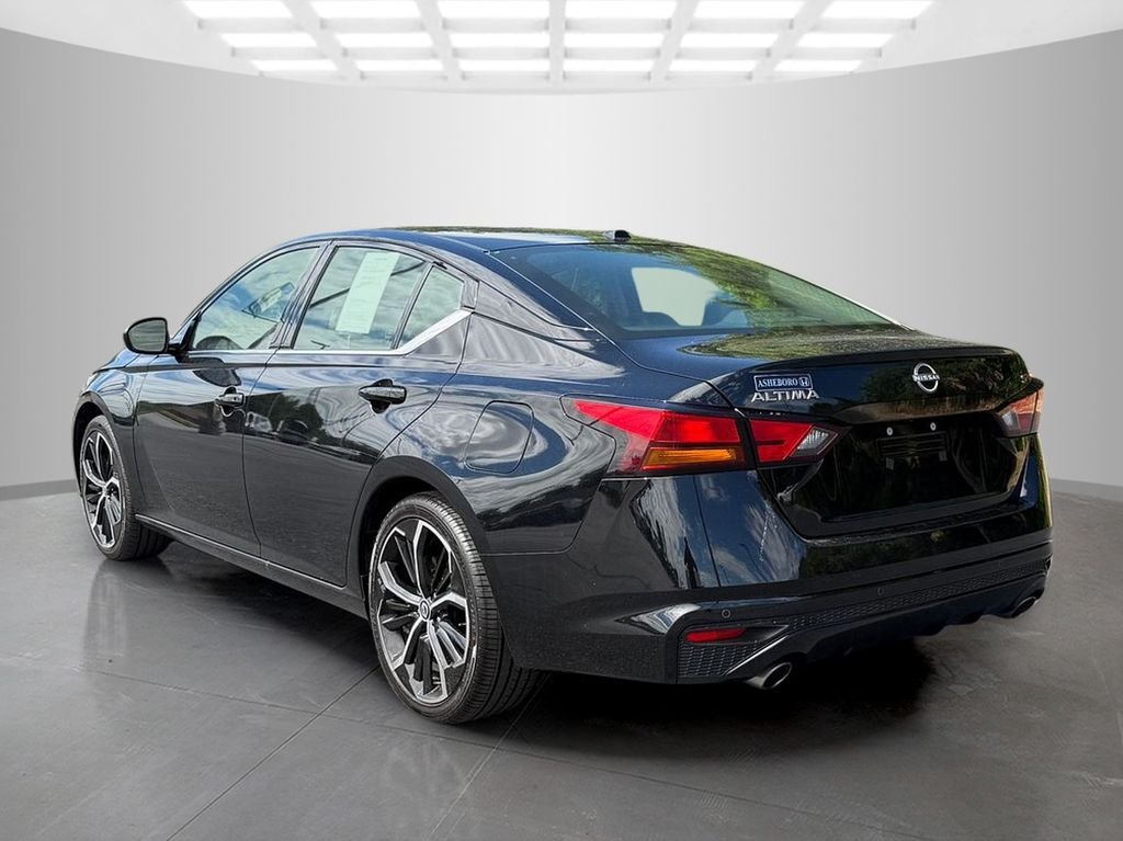 Used 2025 Black Nissan 2.5 SR image 4