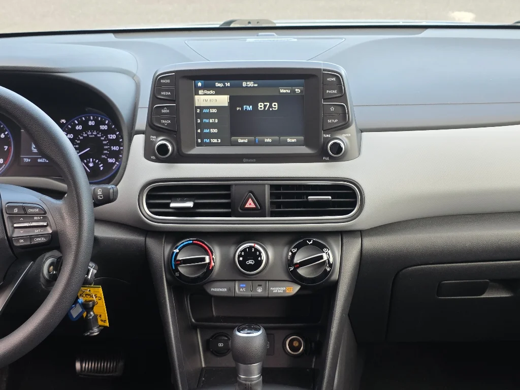 Used 2020 Sonic Silver Hyundai SE image 3