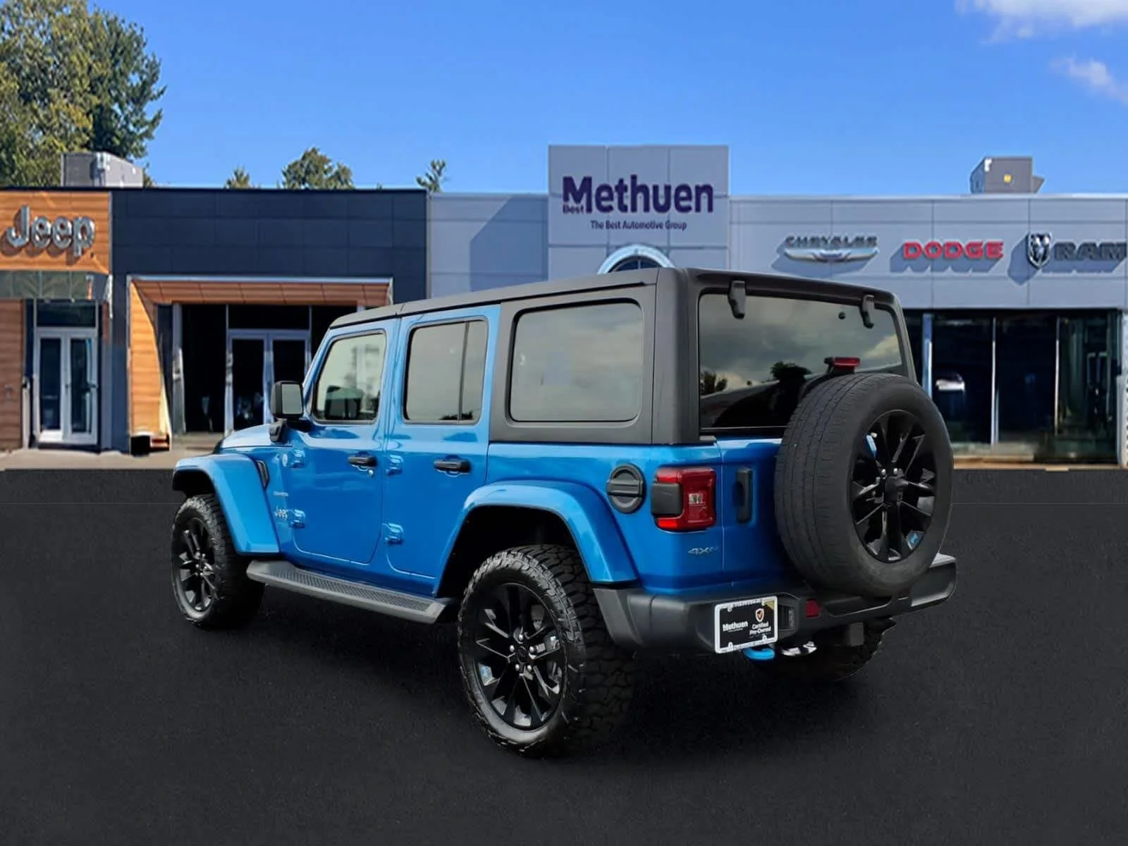 Used 2022 Hydro Blue Pearlcoat Jeep Unlimited Sahara image 7