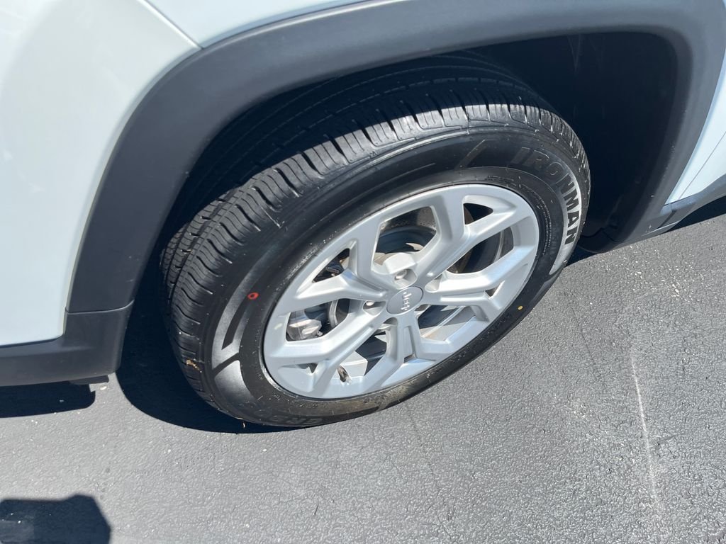 Used 2024 White Jeep Latitude image 9