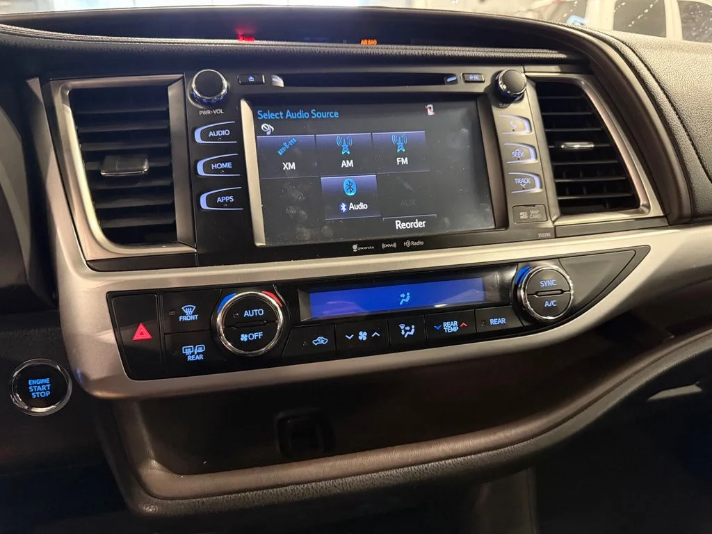 Used 2019 Silver Toyota XLE image 8