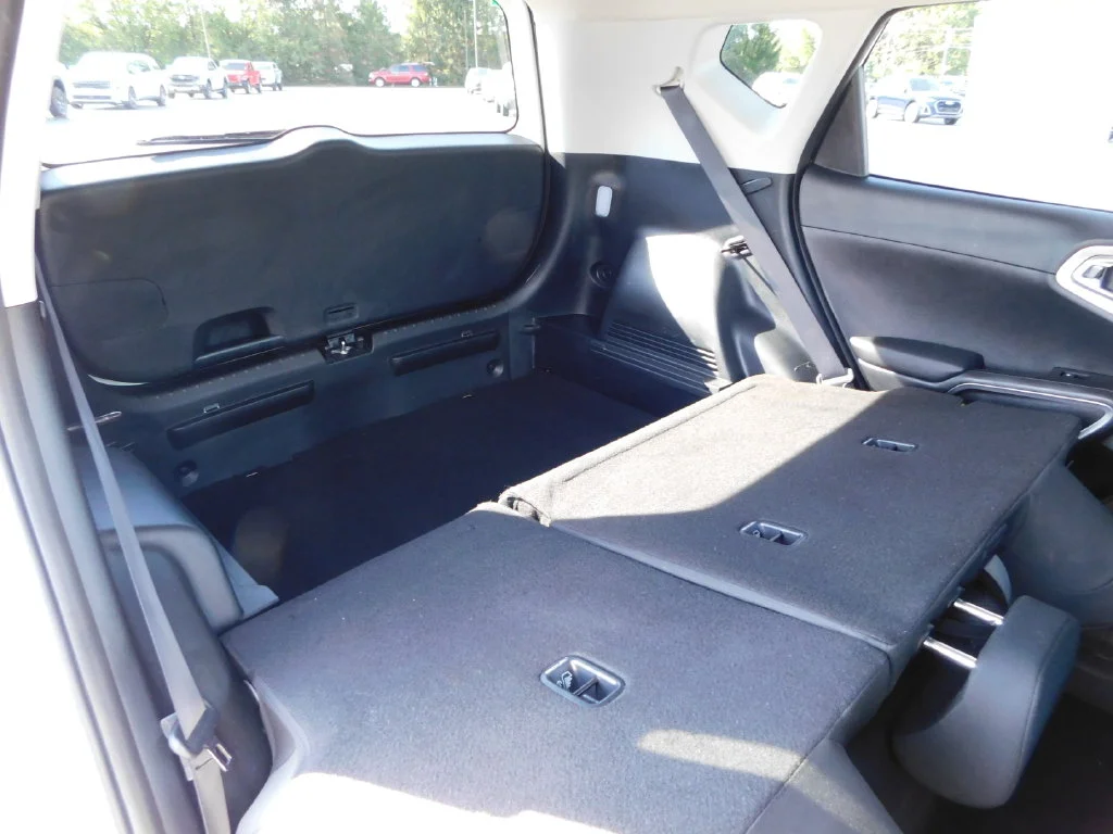 Used 2025 White Kia LX image 24
