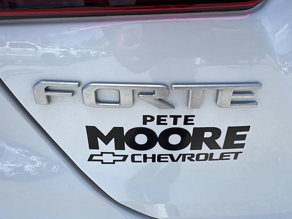 Used 2023 Snow White Pearl Kia  image 12