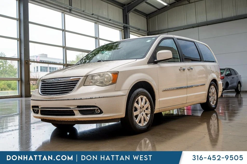 2011 Chrysler Town & Country Touring-L's photo