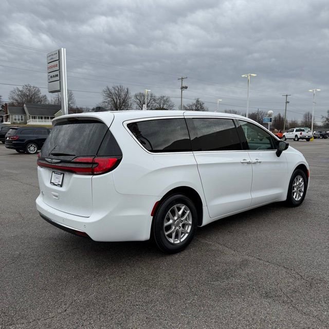 Used 2025  Chrysler Select image 6