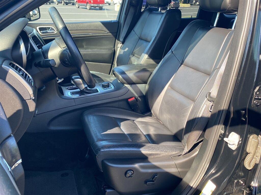 Used 2018 Diamond Black Crystal Pearlcoat Jeep Limited image 2