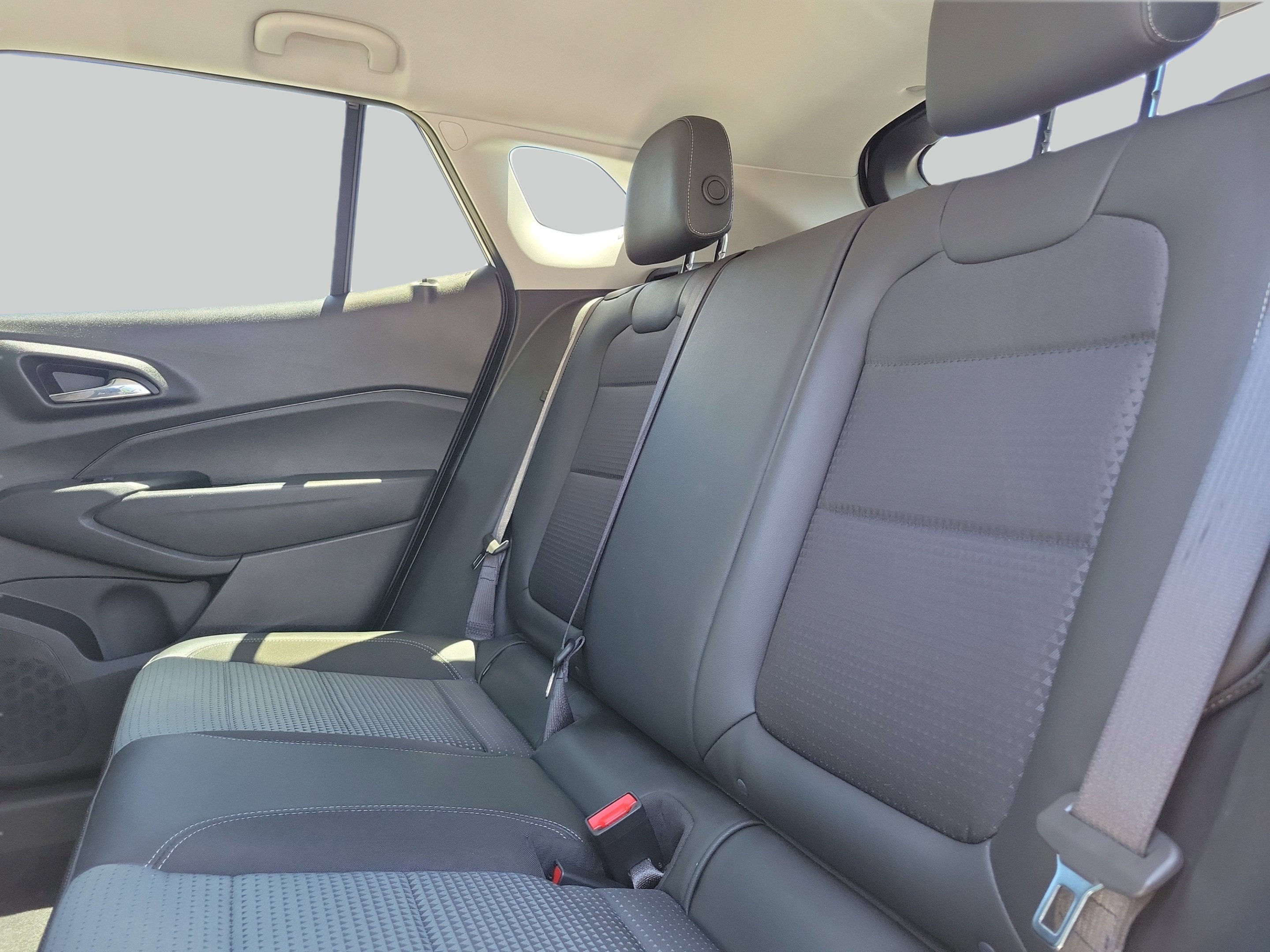 Used 2025 Summit White Chevrolet LT image 9