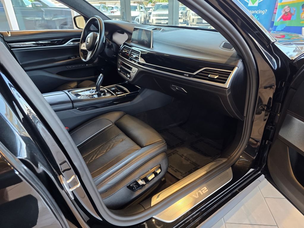 2021 BMW 7 Series M760i - Photo 49