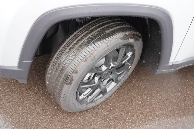 New 2025 Silver Zynith Metallic Clear-Coat Exterior Paint Jeep Altitude Special Edition image 9