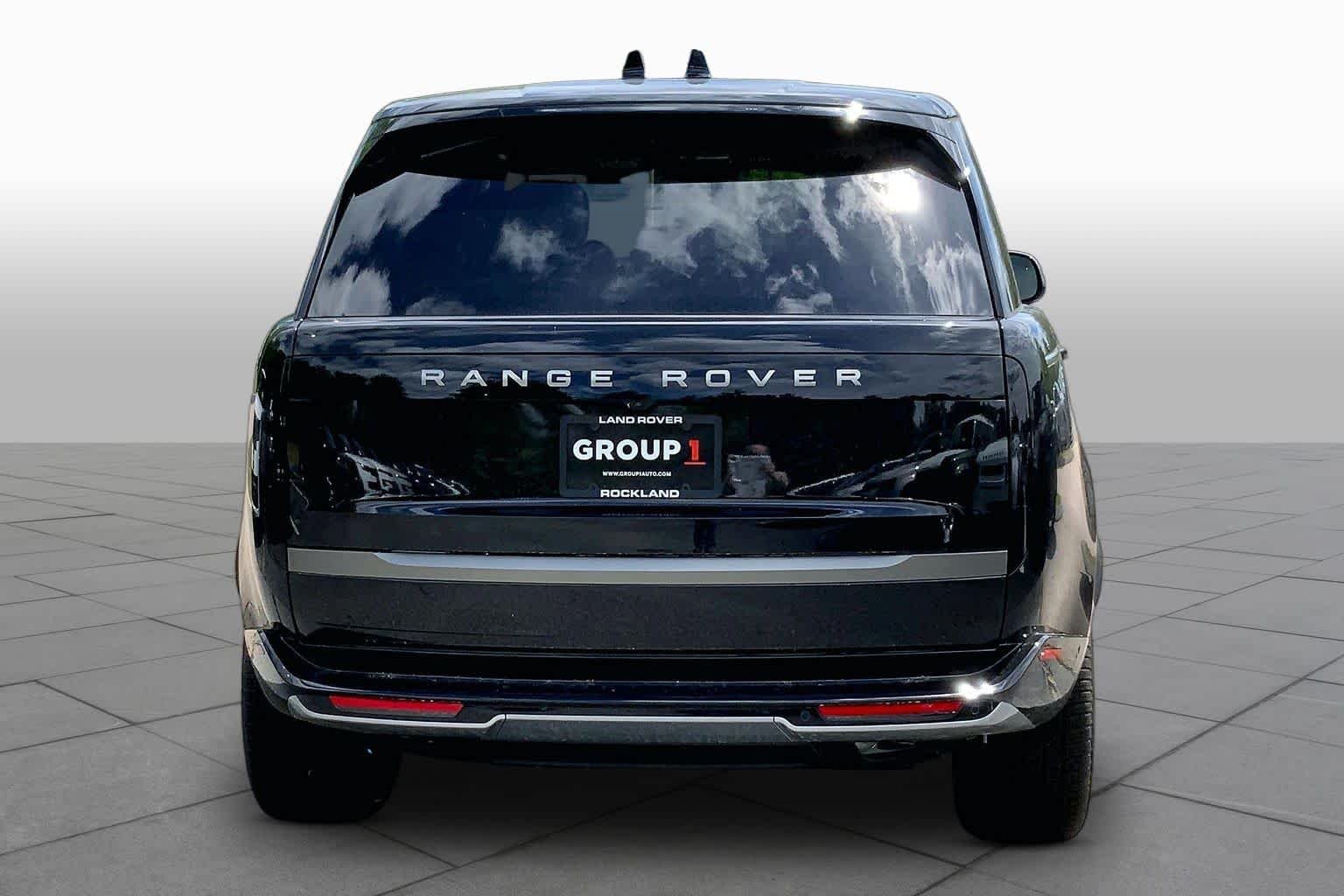 New 2026 Santorini Black Land Rover SE image 4
