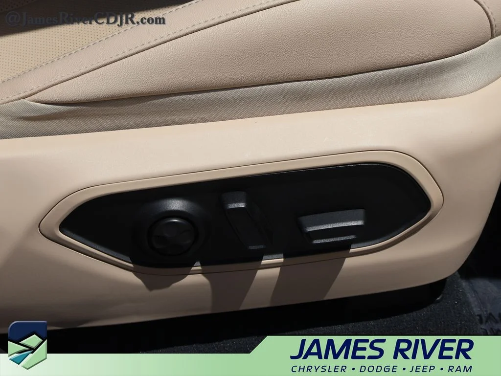 Used 2022 White Jeep 4xe image 10