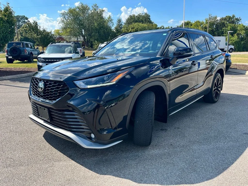 Used 2023 Black Toyota L image 3