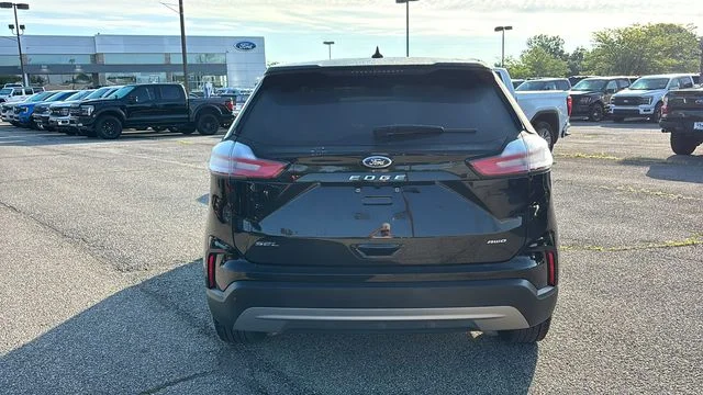 Used 2024 Black Ford SEL image 28