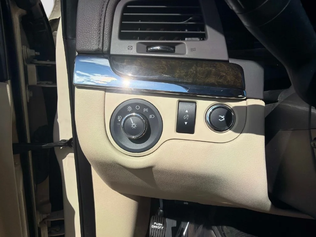 Used 2015 Silver Lincoln Base image 31