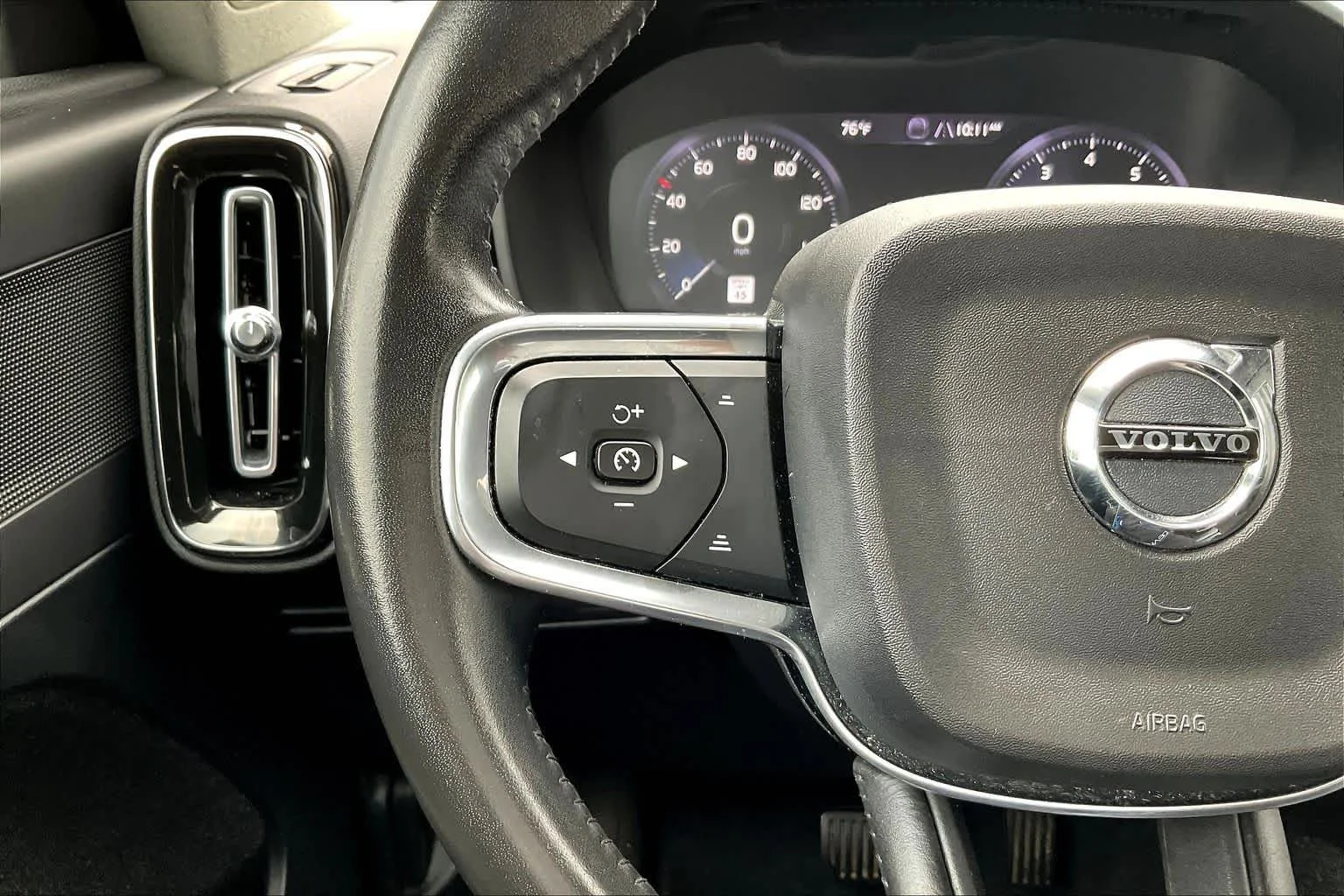 Used 2020 black Volvo Momentum image 22