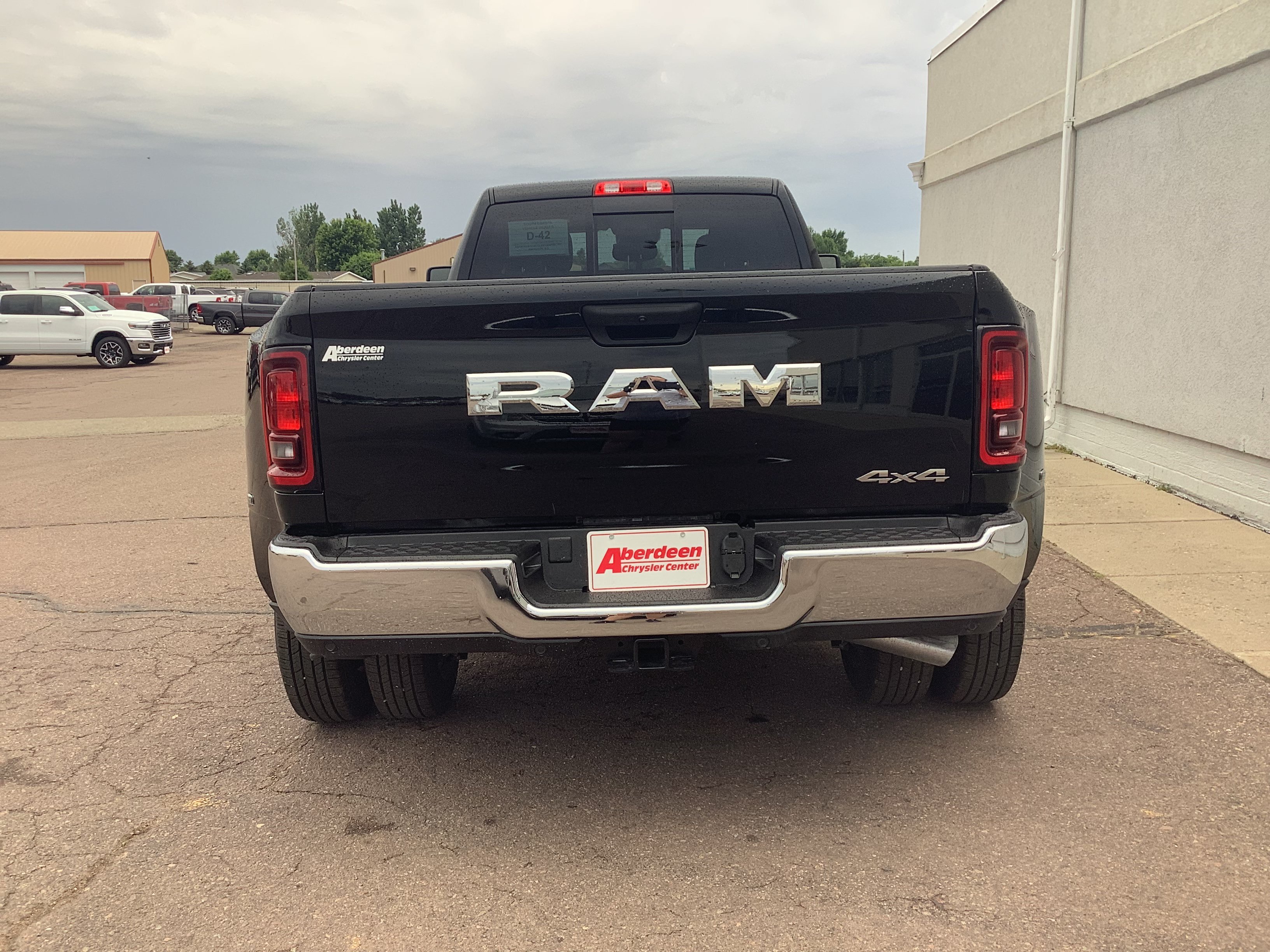 New 2026 Diamond Black Crystal Pearl-Coat Exterior Paint RAM Tradesman image 6