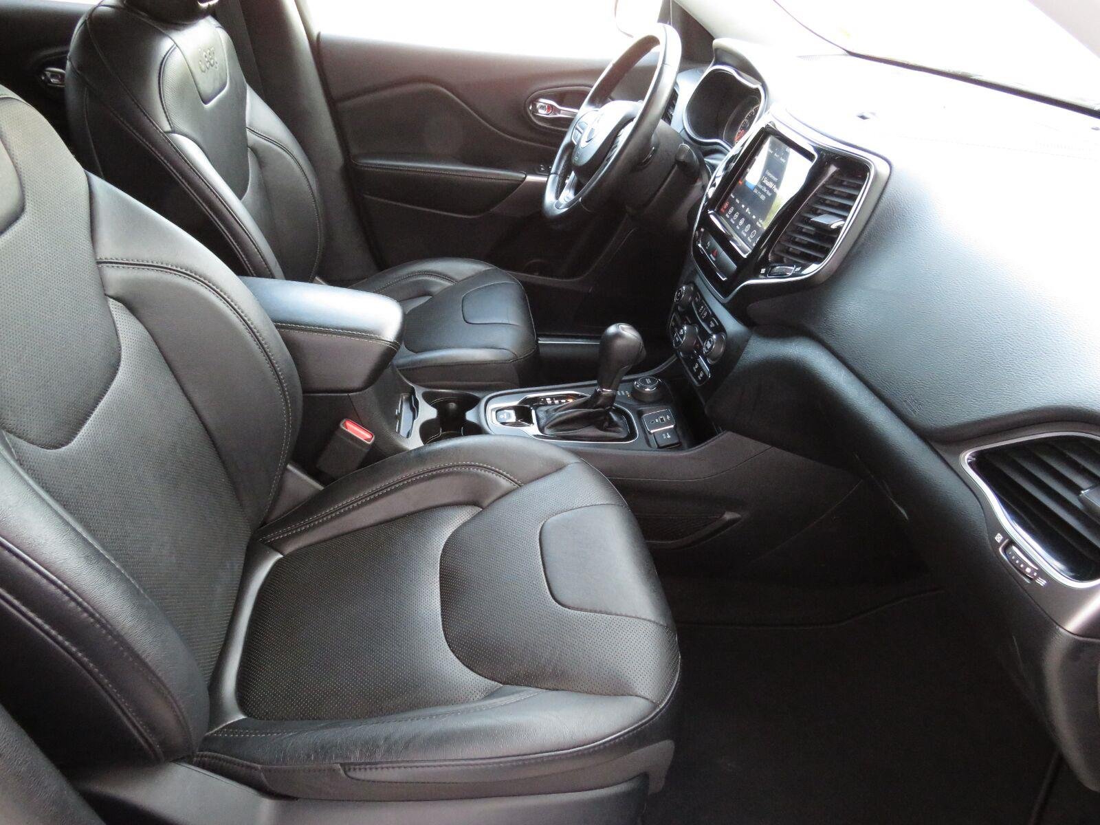 Used 2019 Diamond Black Crystal Pearlcoat Jeep Limited image 27
