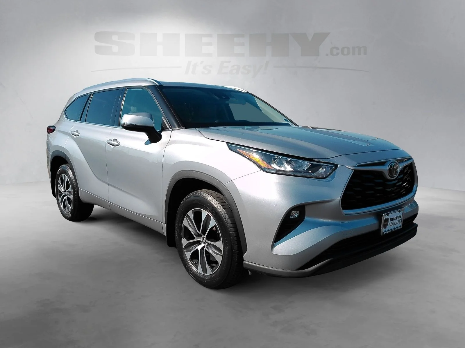 Used 2020 Silver Toyota XLE image 2