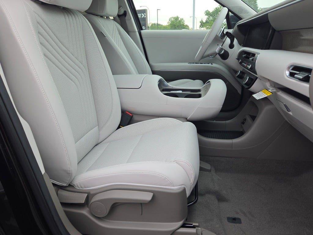 New 2026 Black Hyundai SEL 8P image 4