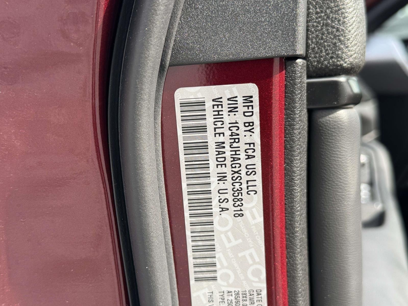 New 2025 Velvet Red Pearl-Coat Exterior Paint Jeep Laredo X image 25