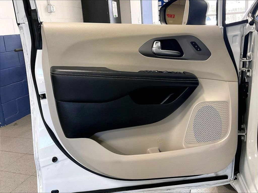 Used 2023 White Chrysler Touring L image 9