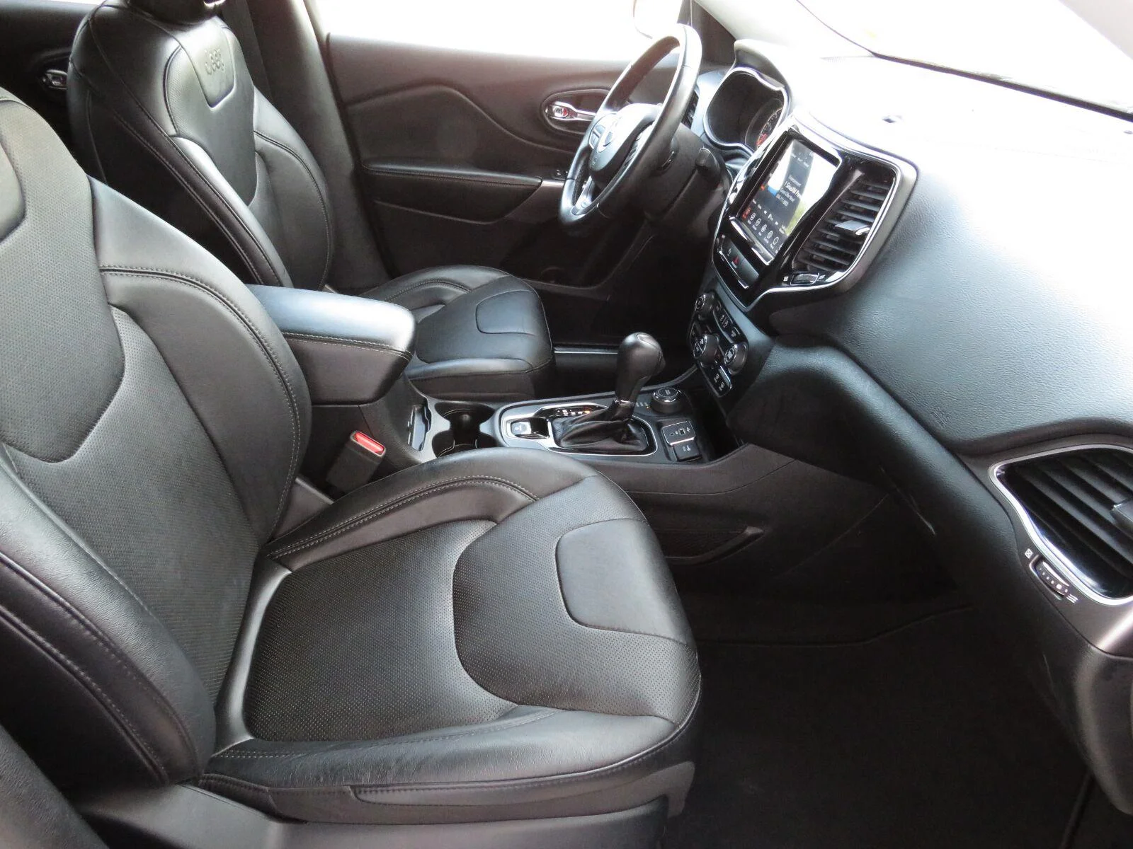 Used 2019 Diamond Black Cry Jeep Limited image 27