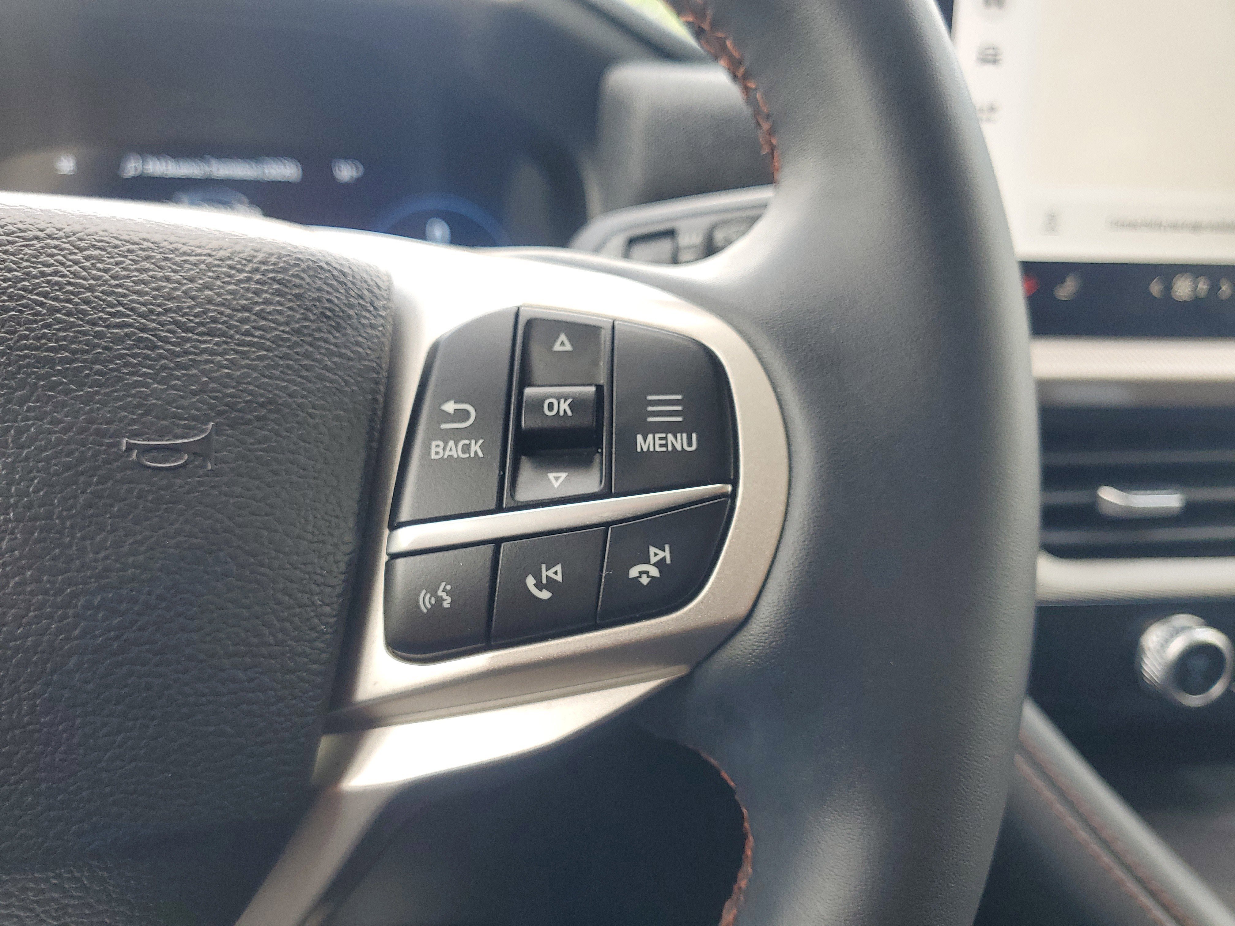 Used 2025 Vapor Blue Ford Active image 24