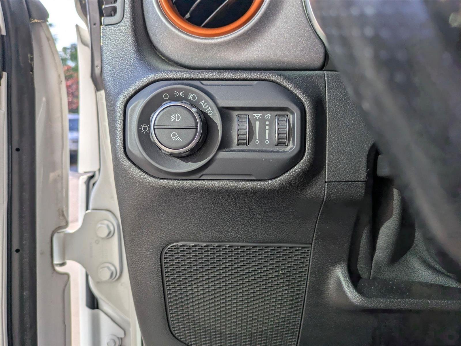 Used 2021 Bright White Clearcoat Jeep Mojave image 14