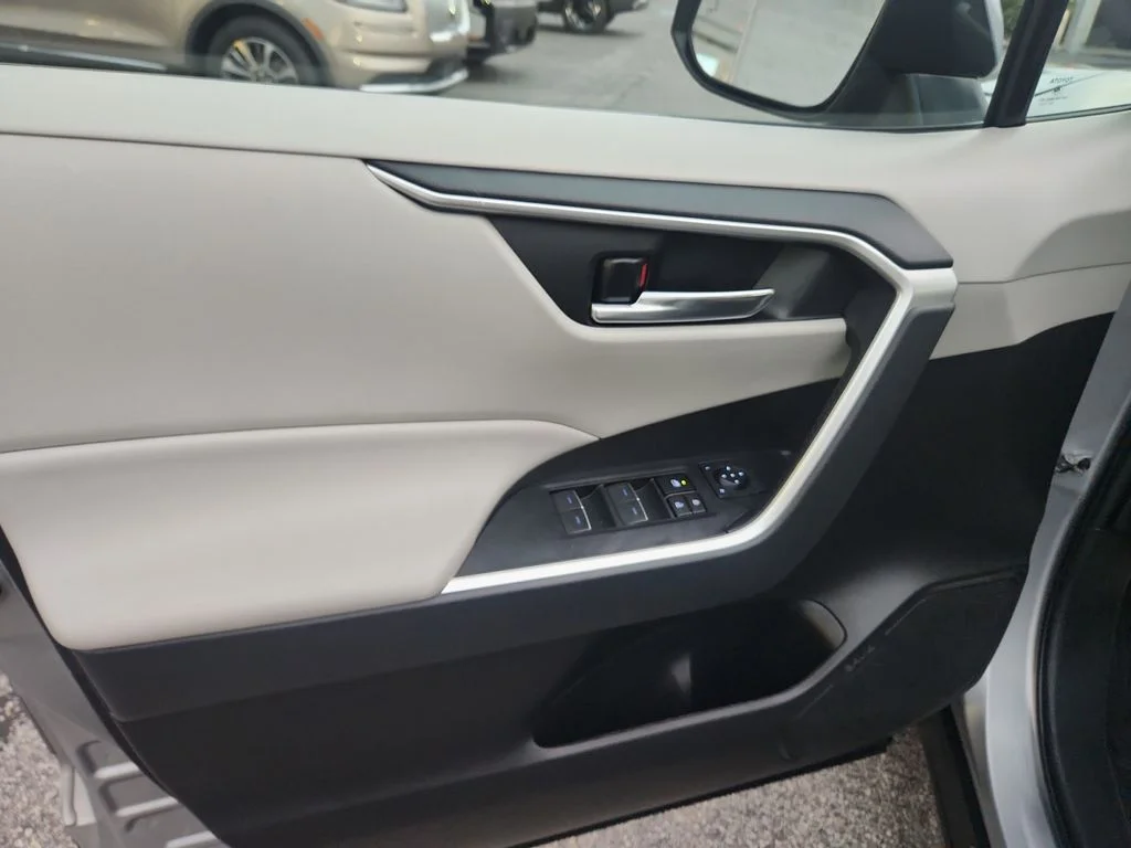 Used 2022 Silver Toyota XLE image 11