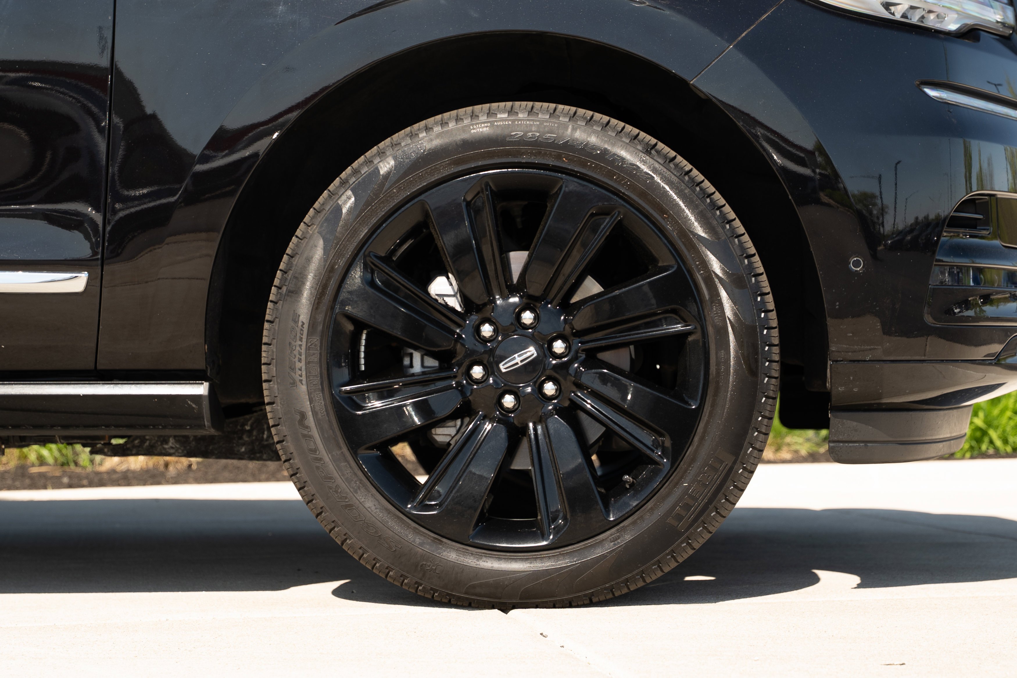 Used 2024 Infinite Black Metallic Clearcoat Lincoln Reserve image 35