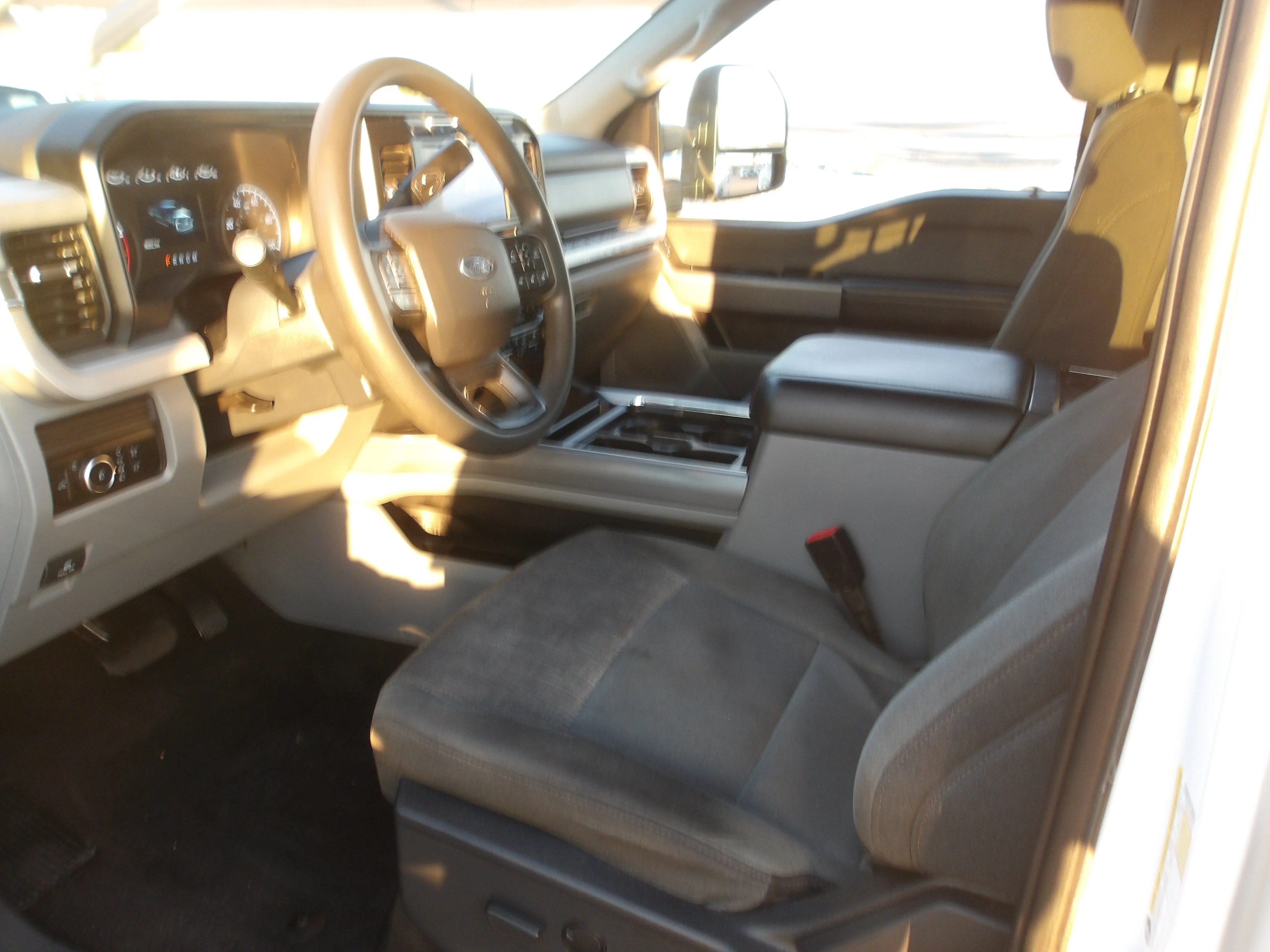Used 2024 Oxford White Ford XLT image 4