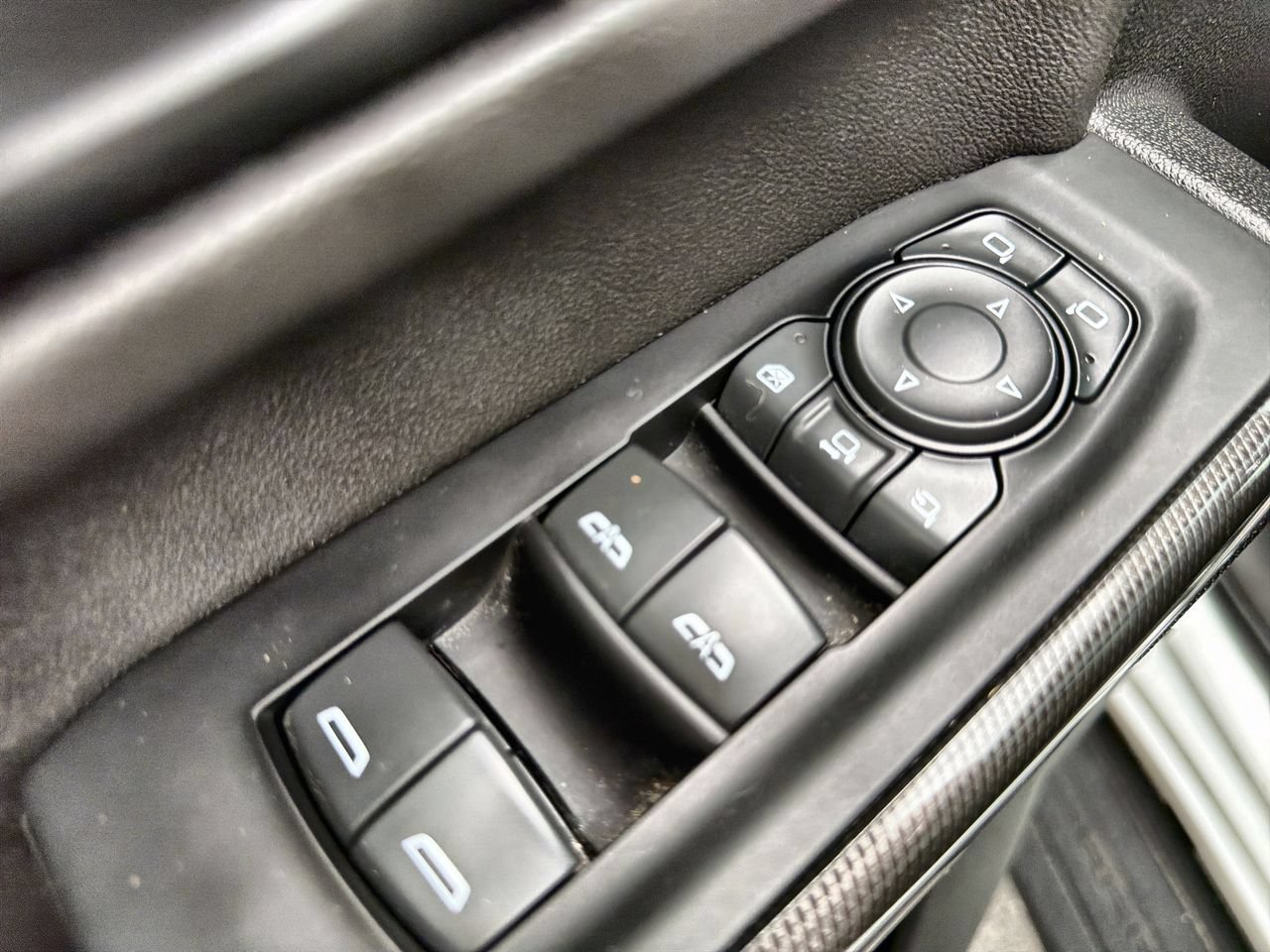 Used 2022 Summit White GMC AT4 image 19