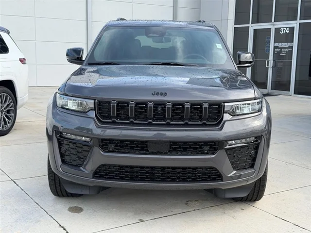 New 2026 Baltic Gray Metallic Clear-Coat Exterior Paint Jeep Limited Reserve image 2