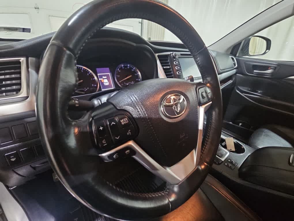 Used 2015 Silver Sky Metallic Toyota XLE image 16