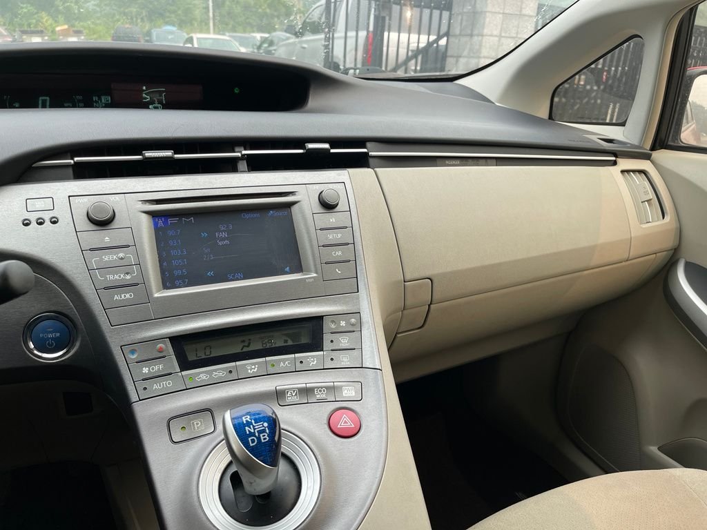 Used 2015 Barcelona Red Metallic Toyota One image 17