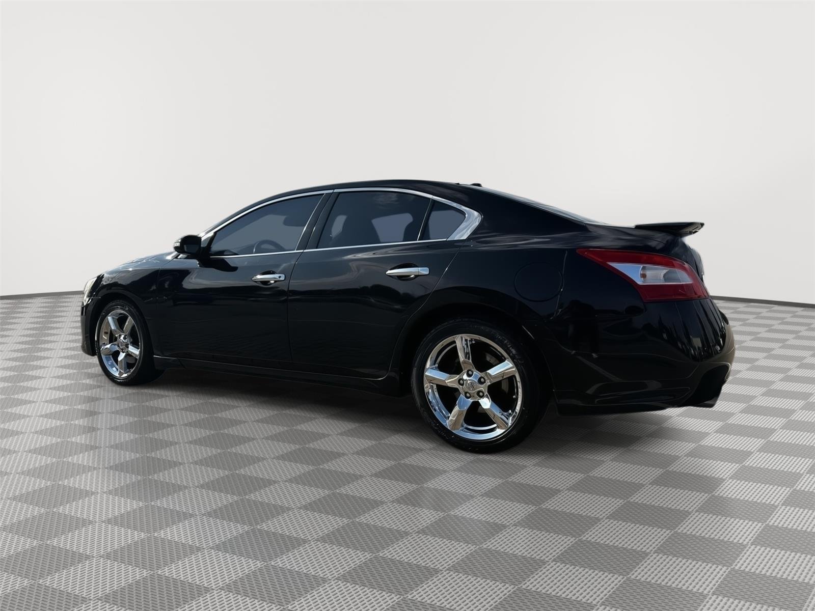 Used 2010 Super Black Nissan 3.5 SV w/Premium Pkg image 4