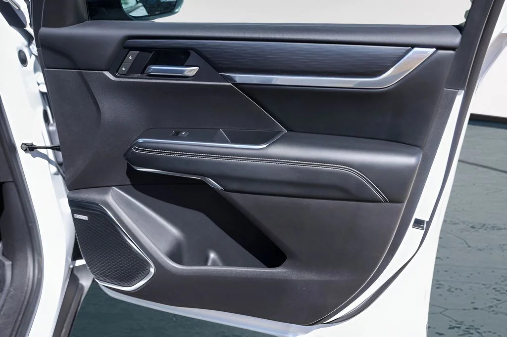 Used 2025 White GMC Elevation image 31
