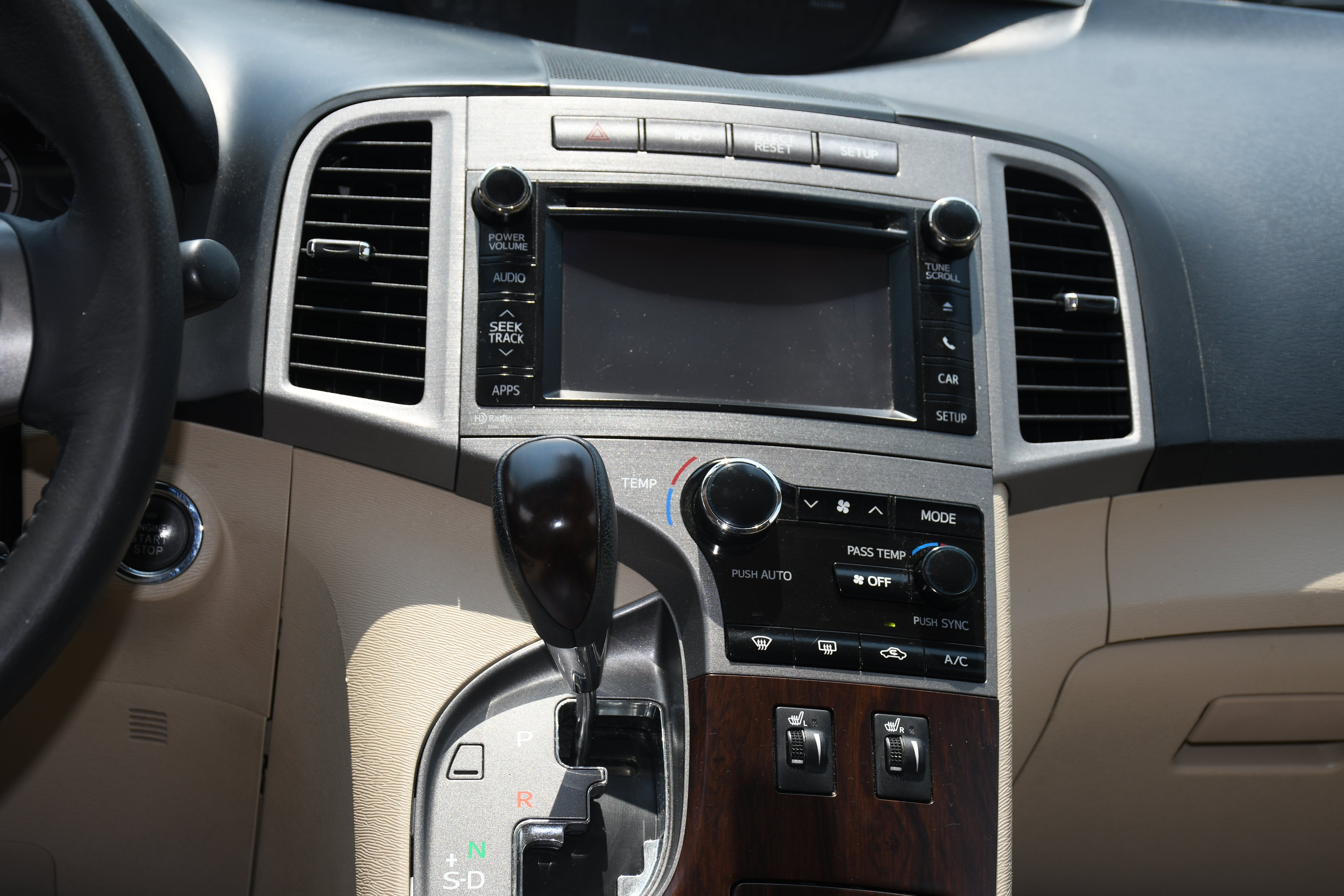 Used 2014 Red Toyota XLE image 17