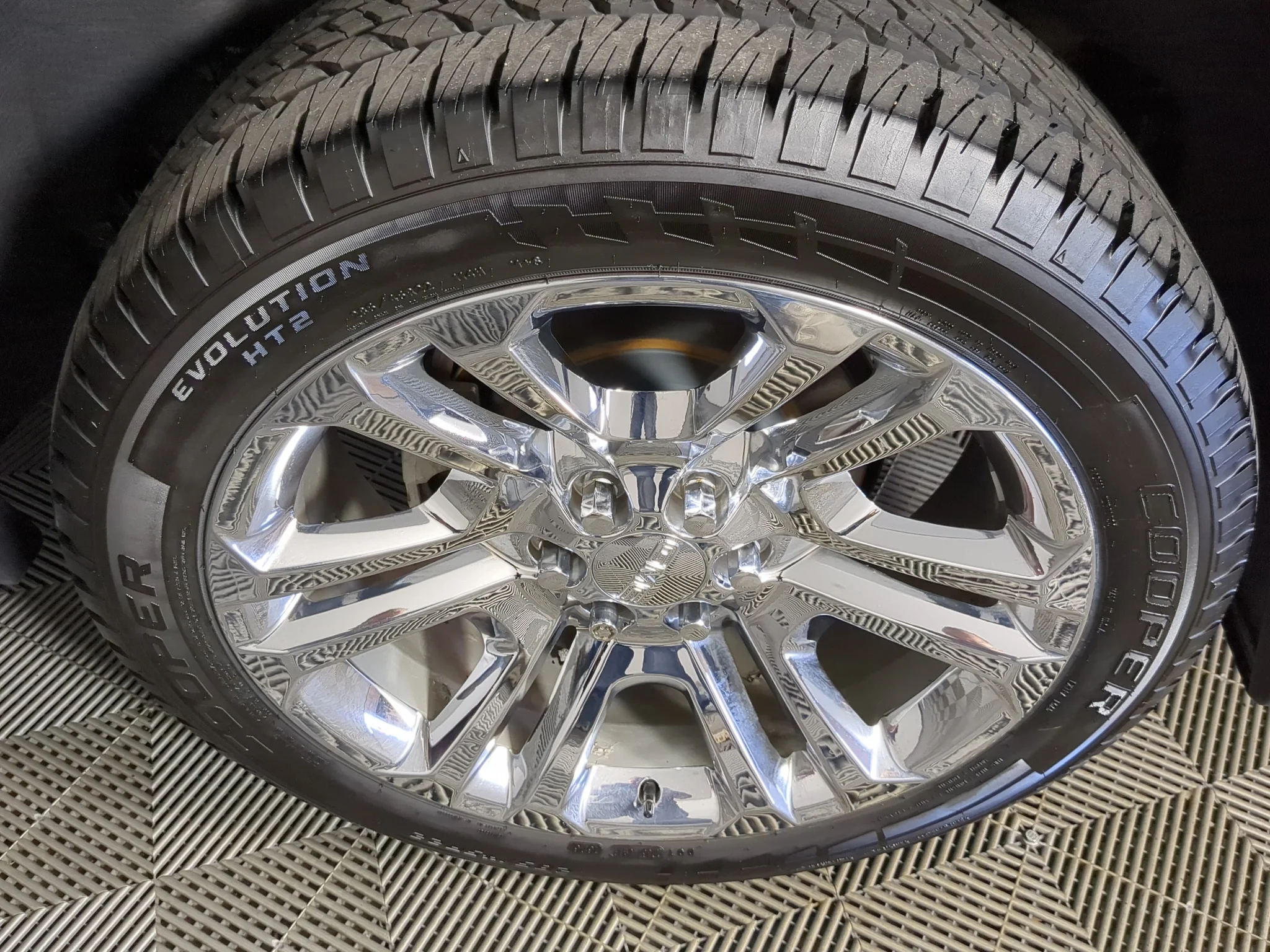 Used 2018 Crimson Red Tintcoat GMC SLT image 17