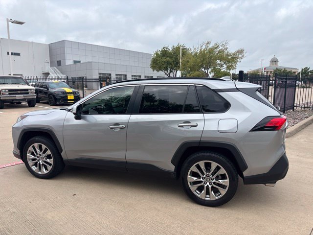 Used 2020 Silver Toyota XLE Premium image 8