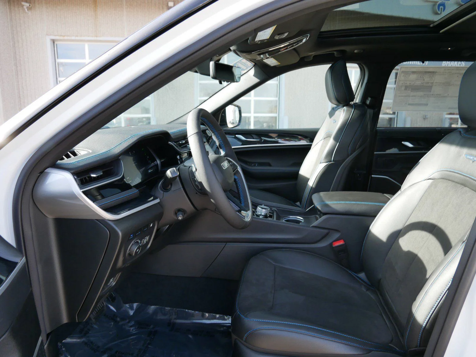 New 2024 Bright White Clearcoat Jeep Trailhawk 4xe image 11
