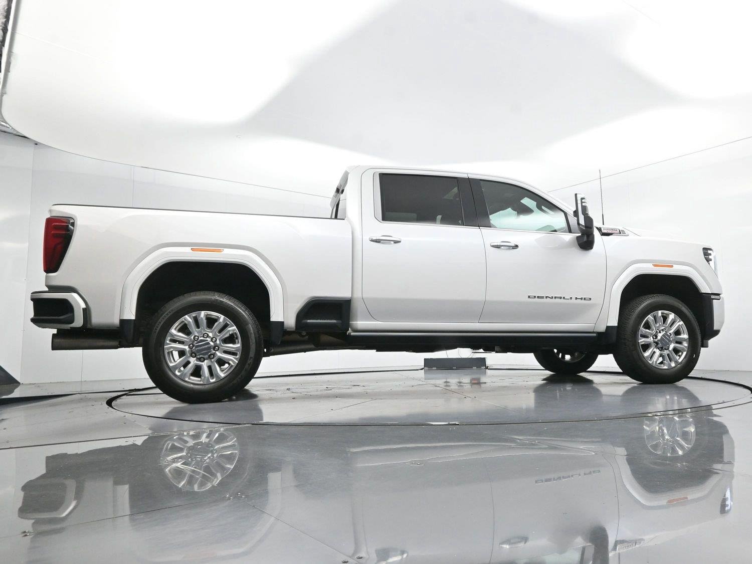 Used 2025 White Frost Tricoat GMC Denali image 48