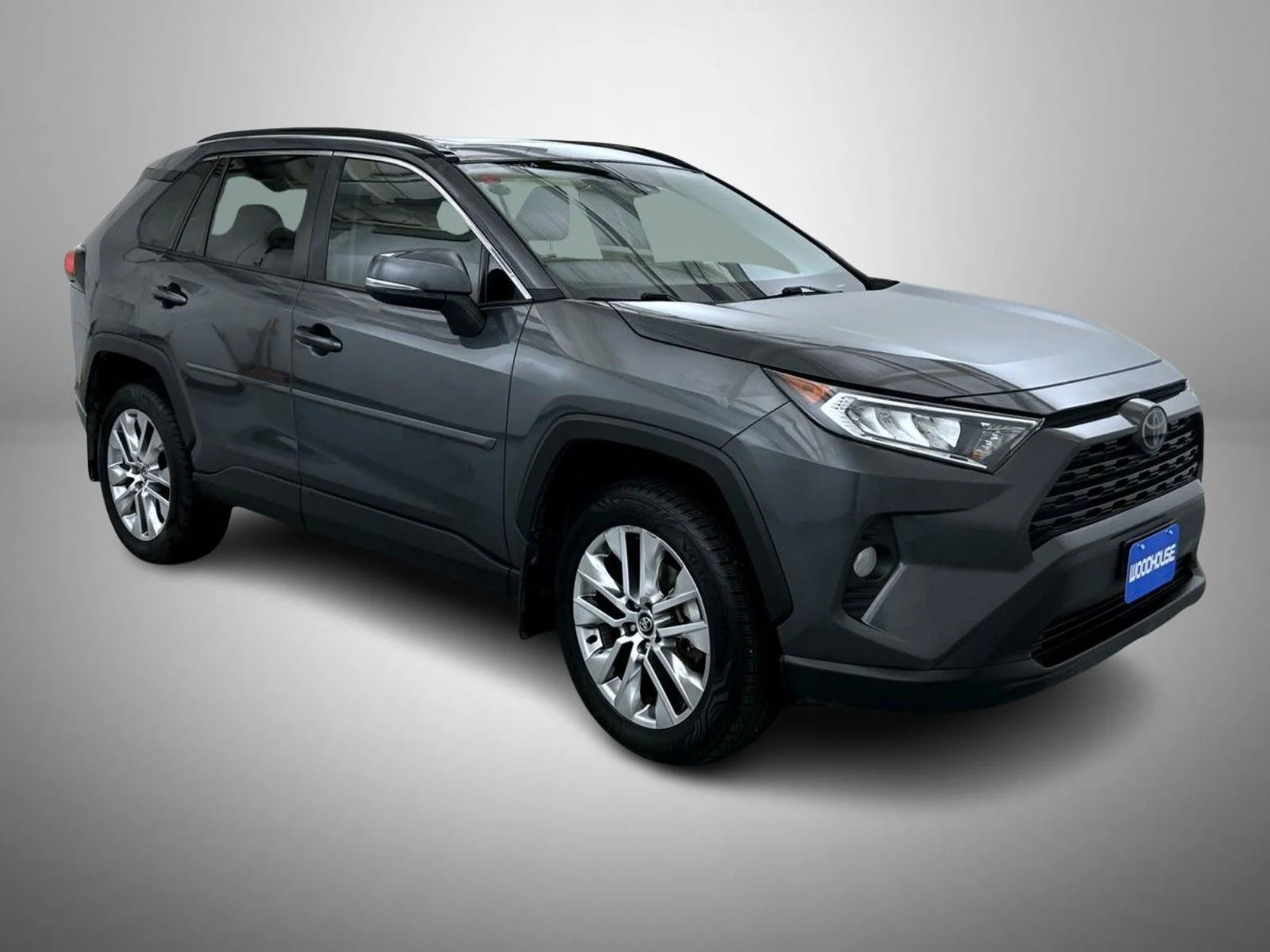Used 2020 Gray Toyota XLE Premium image 3