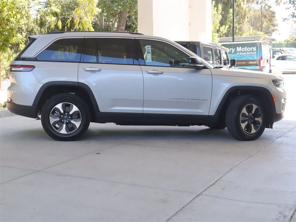 New 2023 Bright White Clear-Coat Exterior Paint Jeep Overland image 4