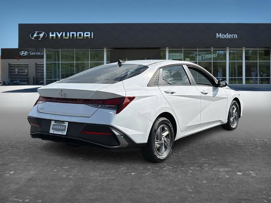 New 2026 Serenity White Hyundai SE image 3