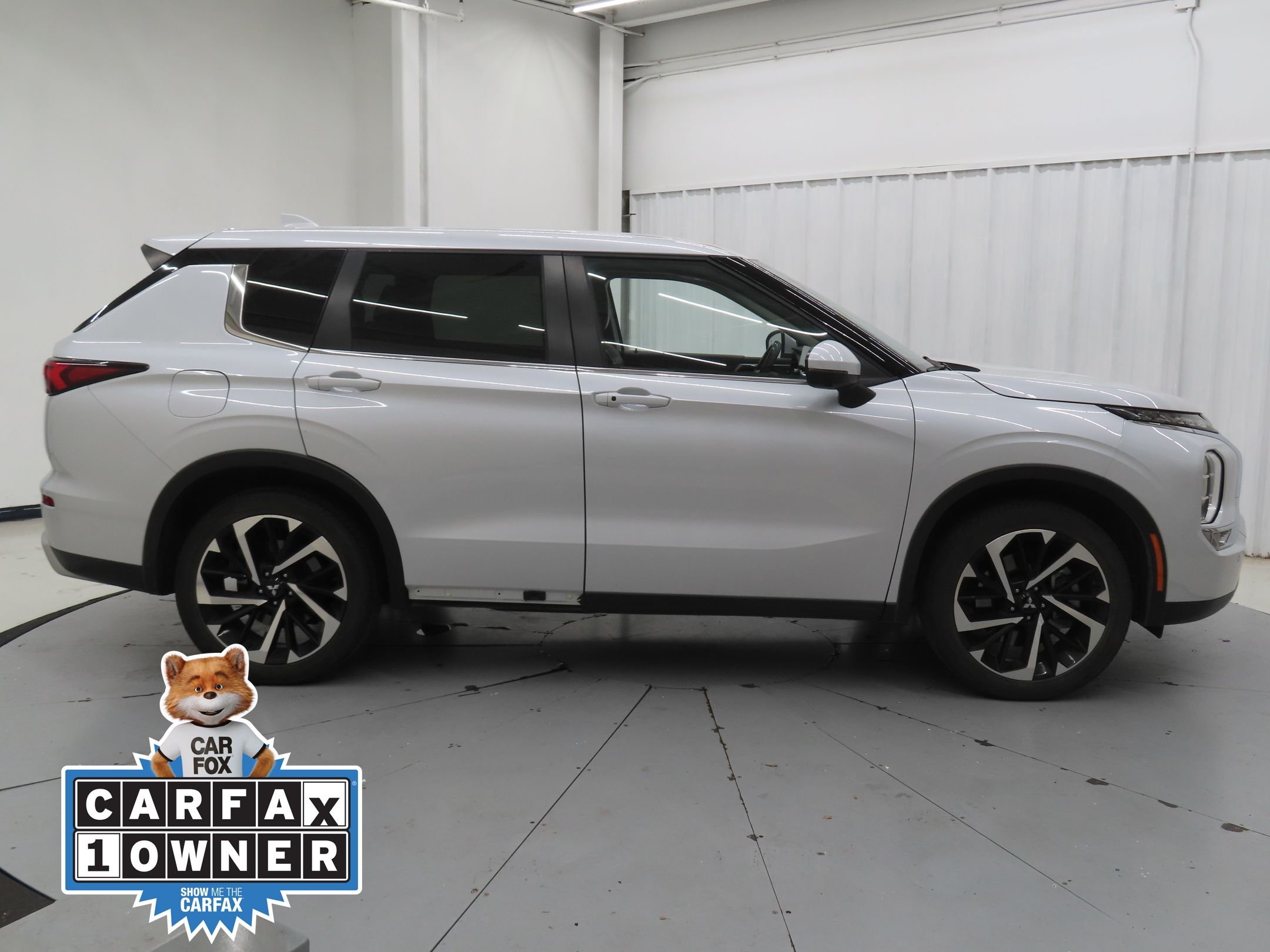 Used 2024 White Mitsubishi SE Black Edition image 3