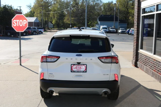 Used 2022 White Metallic Ford SE image 28
