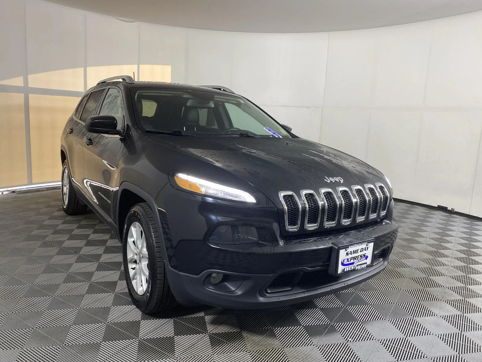 Used 2018 Diamond Black Crystal Pearlcoat Jeep Latitude Plus image 6