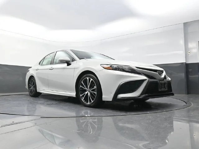 Used 2022 White Toyota SE image 31