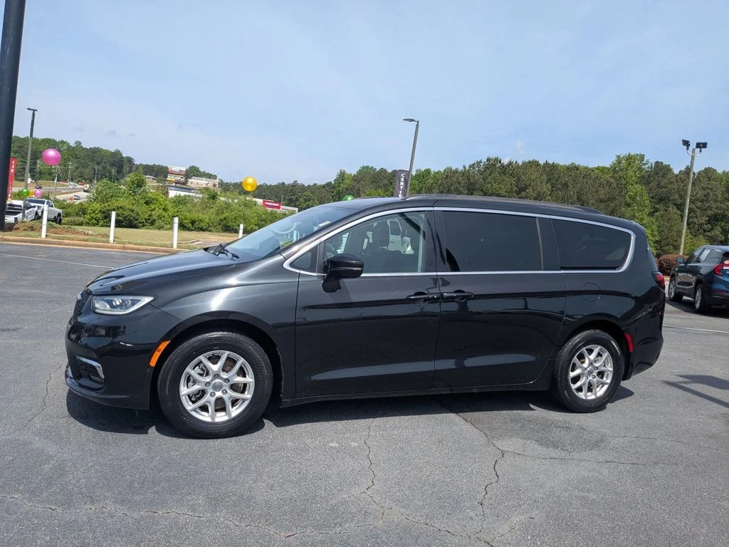 Used 2022 Brilliant Black Crystal Pearlcoat Chrysler Touring L image 8